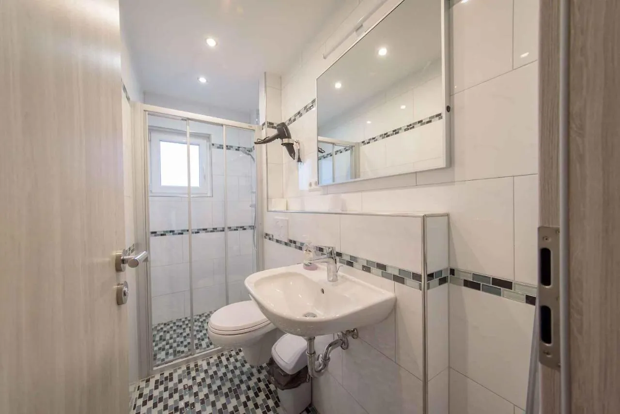 Apartments In Starigrad-Paklenica 36667  סטאריגרד-פקלניצה
