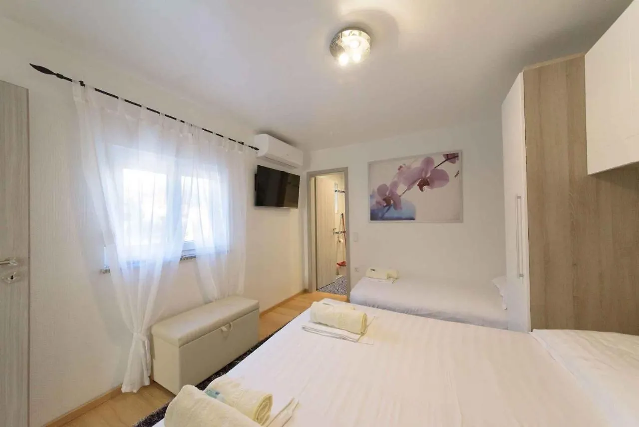 Apartments In Starigrad-Paklenica 36667 קרואטיה