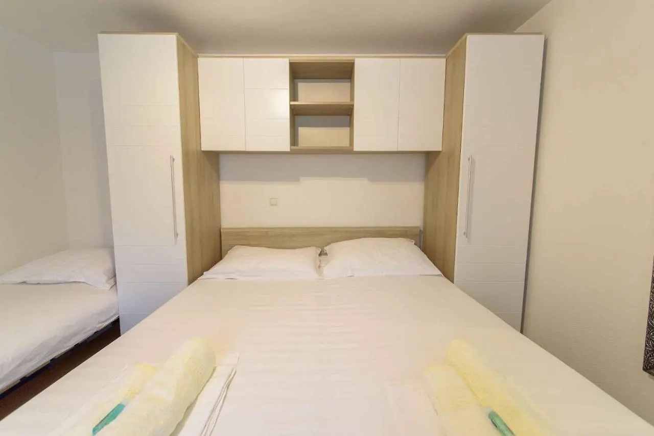 Apartments In Starigrad-Paklenica 36667 קרואטיה