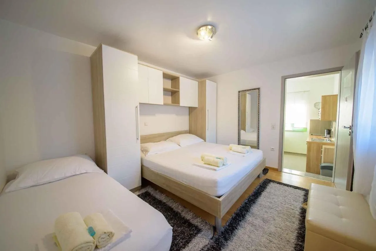 Apartments In Starigrad-Paklenica 36667  סטאריגרד-פקלניצה
